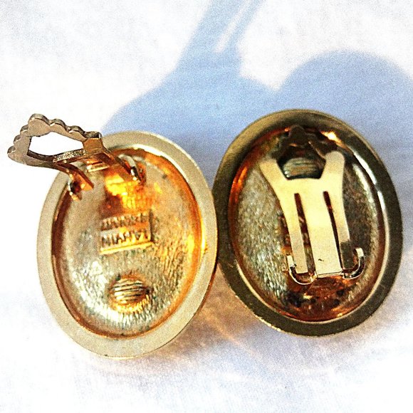 LANVIN Vintage Onyx Glass Cabochon Gold Earrings - Picture 3 of 3